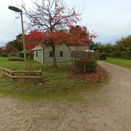 Les Maisonnettes Du Lac - Base De Loisirs Lavare Exterior photo